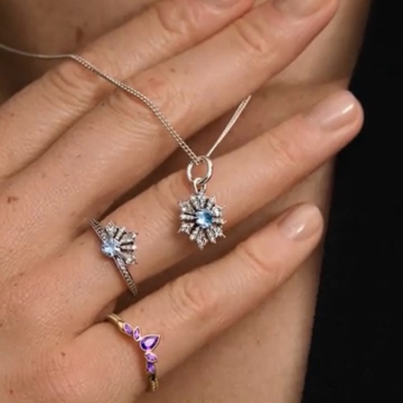 Disney Frozen Queen Anna Tiara Ring from Pandora
14k gold plating size 7 - Picture 10 of 13